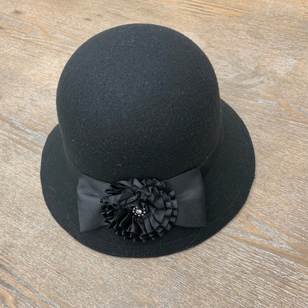 ❣️2/$40❣️ Black Cloche Hat With flower - Picture 5 of 6